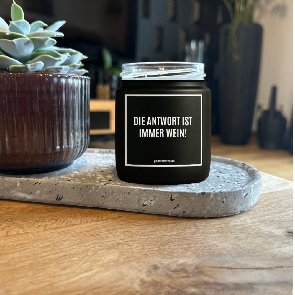 Duftkerze mit Spruch von geilstekerze ist der neue Geschenketrend. Diese witzige Kerze Vegane Bio-Kerze mit Spruch – DIE ANTWORT IST IMMER WEIN! brennt mega lange sagenhafte 80 Stunde, hochwertige ätherische Öle schaffen beste Duftverteilung. Mit 1400 lustigen Sprüchen perfekt zum Verschenken. Handgemacht in Deutschland von geilstekerze.de -Die beste Duftkerze die du kaufen kannst.