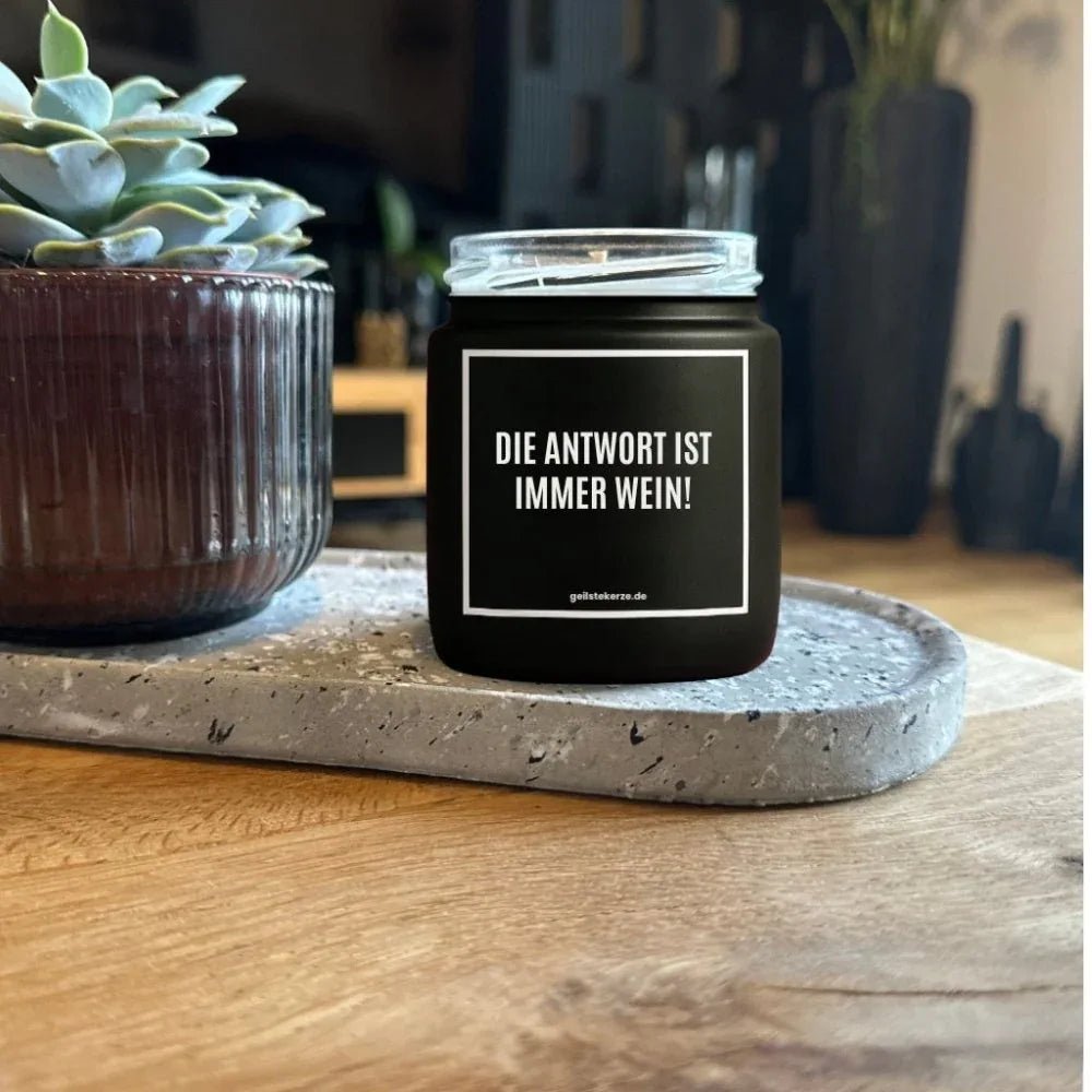 Vegane Bio-Kerze mit Spruch – DIE ANTWORT IST IMMER WEIN!
