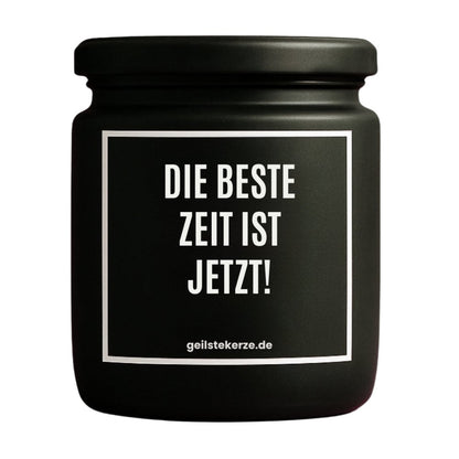 Duftkerze mit Spruch von geilstekerze ist der neue Geschenketrend. Diese witzige Kerze Vegane Bio-Kerze mit Spruch – DIE BESTE ZEIT IST JETZT! brennt mega lange sagenhafte 80 Stunde, hochwertige ätherische Öle schaffen beste Duftverteilung. Mit 1400 lustigen Sprüchen perfekt zum Verschenken. Handgemacht in Deutschland von geilstekerze.de -Die beste Duftkerze die du kaufen kannst.