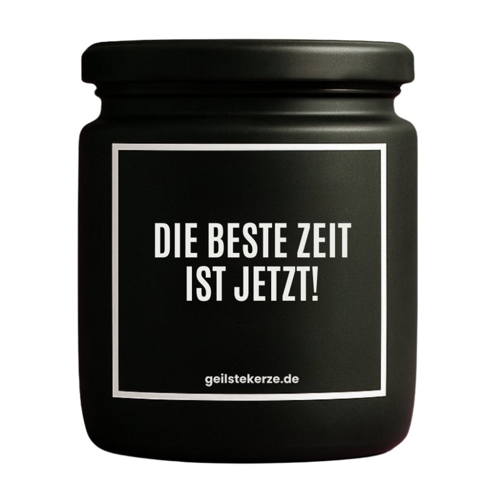 Duftkerze mit Spruch von geilstekerze ist der neue Geschenketrend. Diese witzige Kerze Vegane Bio-Kerze mit Spruch – DIE BESTE ZEIT IST JETZT! brennt mega lange sagenhafte 80 Stunde, hochwertige ätherische Öle schaffen beste Duftverteilung. Mit 1400 lustigen Sprüchen perfekt zum Verschenken. Handgemacht in Deutschland von geilstekerze.de -Die beste Duftkerze die du kaufen kannst.