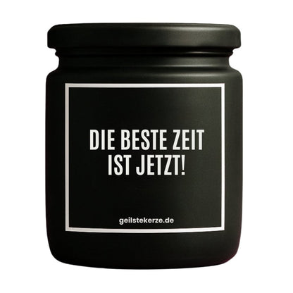 Duftkerze mit Spruch von geilstekerze ist der neue Geschenketrend. Diese witzige Kerze Vegane Bio-Kerze mit Spruch – DIE BESTE ZEIT IST JETZT! brennt mega lange sagenhafte 80 Stunde, hochwertige ätherische Öle schaffen beste Duftverteilung. Mit 1400 lustigen Sprüchen perfekt zum Verschenken. Handgemacht in Deutschland von geilstekerze.de -Die beste Duftkerze die du kaufen kannst.