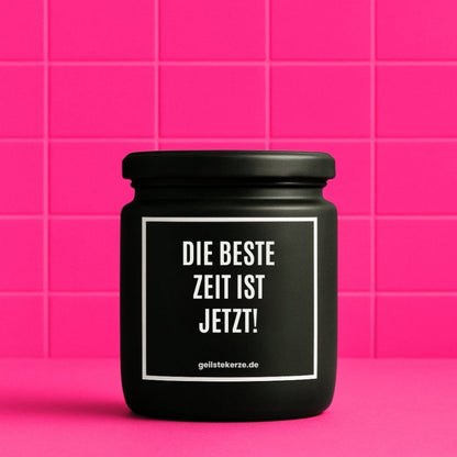 Duftkerze mit Spruch von geilstekerze ist der neue Geschenketrend. Diese witzige Kerze Vegane Bio-Kerze mit Spruch – DIE BESTE ZEIT IST JETZT! brennt mega lange sagenhafte 80 Stunde, hochwertige ätherische Öle schaffen beste Duftverteilung. Mit 1400 lustigen Sprüchen perfekt zum Verschenken. Handgemacht in Deutschland von geilstekerze.de -Die beste Duftkerze die du kaufen kannst.