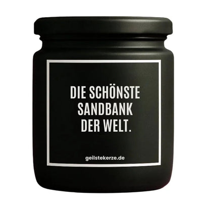 Duftkerze mit Spruch von geilstekerze ist der neue Geschenketrend. Diese witzige Kerze Vegane Bio-Kerze mit Spruch – DIE SCHÖNSTE SANDBANK DER WELT. brennt mega lange sagenhafte 80 Stunde, hochwertige ätherische Öle schaffen beste Duftverteilung. Mit 1400 lustigen Sprüchen perfekt zum Verschenken. Handgemacht in Deutschland von geilstekerze.de -Die beste Duftkerze die du kaufen kannst.