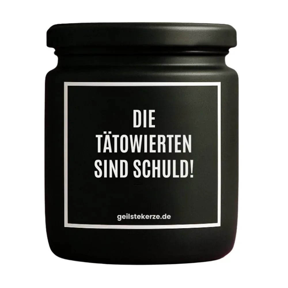 Duftkerze mit Spruch von geilstekerze ist der neue Geschenketrend. Diese witzige Kerze Vegane Bio-Kerze mit Spruch – DIE TÄTOWIERTEN SIND SCHULD! brennt mega lange sagenhafte 80 Stunde, hochwertige ätherische Öle schaffen beste Duftverteilung. Mit 1400 lustigen Sprüchen perfekt zum Verschenken. Handgemacht in Deutschland von geilstekerze.de -Die beste Duftkerze die du kaufen kannst.