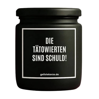 Duftkerze mit Spruch von geilstekerze ist der neue Geschenketrend. Diese witzige Kerze Vegane Bio-Kerze mit Spruch – DIE TÄTOWIERTEN SIND SCHULD! brennt mega lange sagenhafte 80 Stunde, hochwertige ätherische Öle schaffen beste Duftverteilung. Mit 1400 lustigen Sprüchen perfekt zum Verschenken. Handgemacht in Deutschland von geilstekerze.de -Die beste Duftkerze die du kaufen kannst.