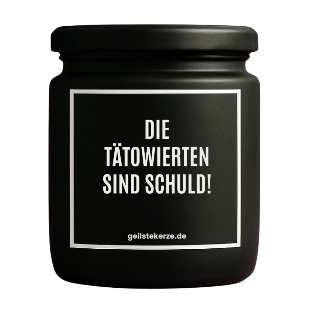 Duftkerze mit Spruch von geilstekerze ist der neue Geschenketrend. Diese witzige Kerze Vegane Bio-Kerze mit Spruch – DIE TÄTOWIERTEN SIND SCHULD! brennt mega lange sagenhafte 80 Stunde, hochwertige ätherische Öle schaffen beste Duftverteilung. Mit 1400 lustigen Sprüchen perfekt zum Verschenken. Handgemacht in Deutschland von geilstekerze.de -Die beste Duftkerze die du kaufen kannst.