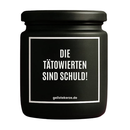 Duftkerze mit Spruch von geilstekerze ist der neue Geschenketrend. Diese witzige Kerze Vegane Bio-Kerze mit Spruch – DIE TÄTOWIERTEN SIND SCHULD! brennt mega lange sagenhafte 80 Stunde, hochwertige ätherische Öle schaffen beste Duftverteilung. Mit 1400 lustigen Sprüchen perfekt zum Verschenken. Handgemacht in Deutschland von geilstekerze.de -Die beste Duftkerze die du kaufen kannst.