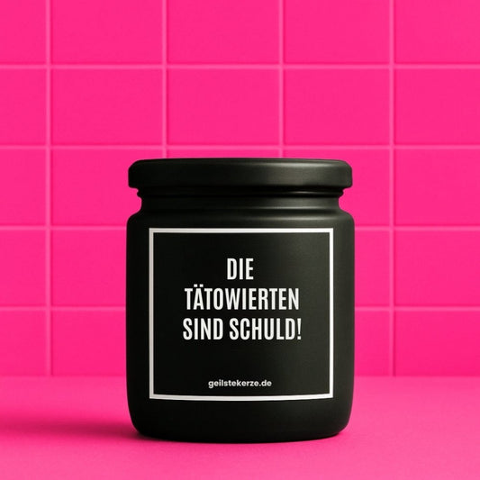 Duftkerze mit Spruch von geilstekerze ist der neue Geschenketrend. Diese witzige Kerze Vegane Bio-Kerze mit Spruch – DIE TÄTOWIERTEN SIND SCHULD! brennt mega lange sagenhafte 80 Stunde, hochwertige ätherische Öle schaffen beste Duftverteilung. Mit 1400 lustigen Sprüchen perfekt zum Verschenken. Handgemacht in Deutschland von geilstekerze.de -Die beste Duftkerze die du kaufen kannst.