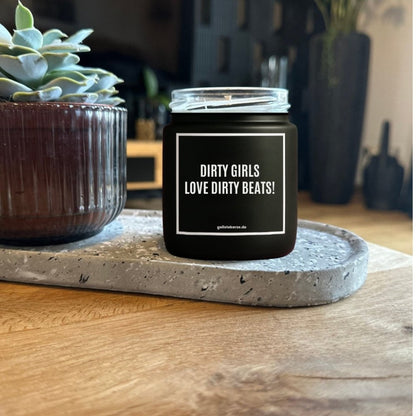 Duftkerze mit Spruch von geilstekerze ist der neue Geschenketrend. Diese witzige Kerze Vegane Bio-Kerze mit Spruch – DIRTY GIRLS LOVE DIRTY BEATS! brennt mega lange sagenhafte 80 Stunde, hochwertige ätherische Öle schaffen beste Duftverteilung. Mit 1400 lustigen Sprüchen perfekt zum Verschenken. Handgemacht in Deutschland von geilstekerze.de -Die beste Duftkerze die du kaufen kannst.