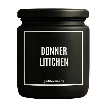 Duftkerze mit Spruch von geilstekerze ist der neue Geschenketrend. Diese witzige Kerze Vegane Bio-Kerze mit Spruch – DONNERLITTCHEN brennt mega lange sagenhafte 80 Stunde, hochwertige ätherische Öle schaffen beste Duftverteilung. Mit 1400 lustigen Sprüchen perfekt zum Verschenken. Handgemacht in Deutschland von geilstekerze.de -Die beste Duftkerze die du kaufen kannst.
