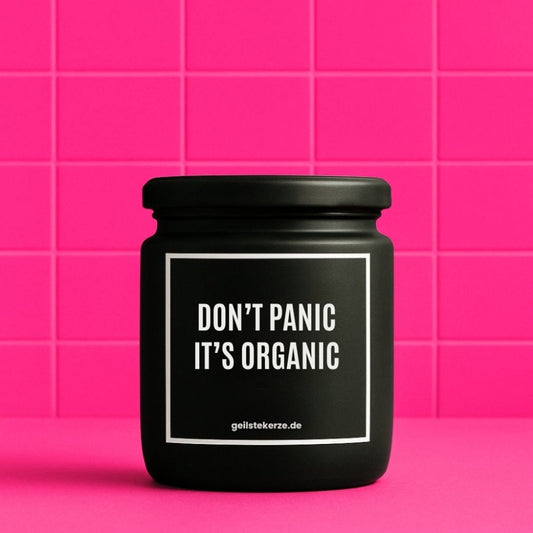 Duftkerze mit Spruch von geilstekerze ist der neue Geschenketrend. Diese witzige Kerze Vegane Bio-Kerze mit Spruch – DON‘T PANIC IT‘S ORGANIC brennt mega lange sagenhafte 80 Stunde, hochwertige ätherische Öle schaffen beste Duftverteilung. Mit 1400 lustigen Sprüchen perfekt zum Verschenken. Handgemacht in Deutschland von geilstekerze.de -Die beste Duftkerze die du kaufen kannst.