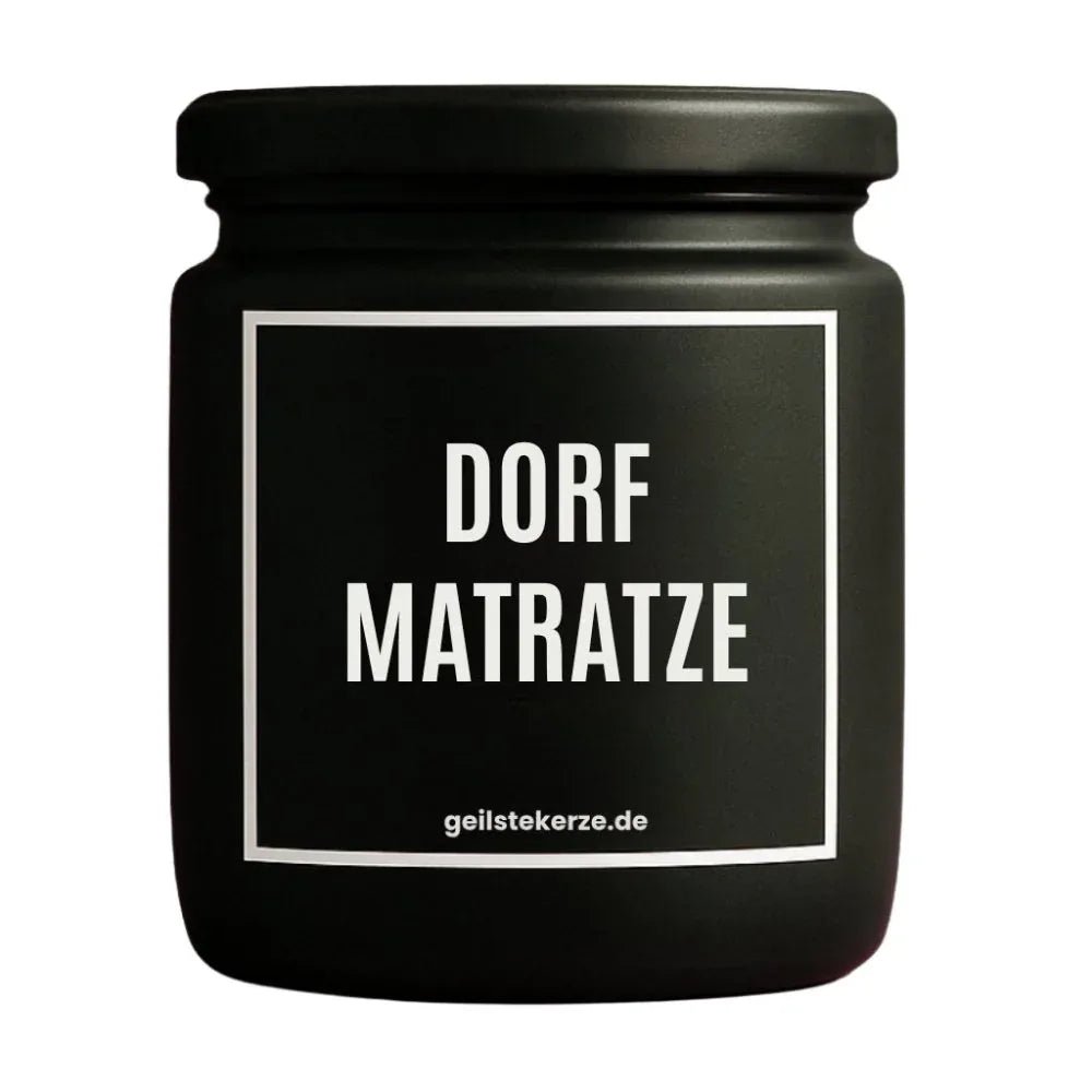 Duftkerze mit Spruch von geilstekerze ist der neue Geschenketrend. Diese witzige Kerze Vegane Bio-Kerze mit Spruch – DORFMATRATZE brennt mega lange sagenhafte 80 Stunde, hochwertige ätherische Öle schaffen beste Duftverteilung. Mit 1400 lustigen Sprüchen perfekt zum Verschenken. Handgemacht in Deutschland von geilstekerze.de -Die beste Duftkerze die du kaufen kannst.