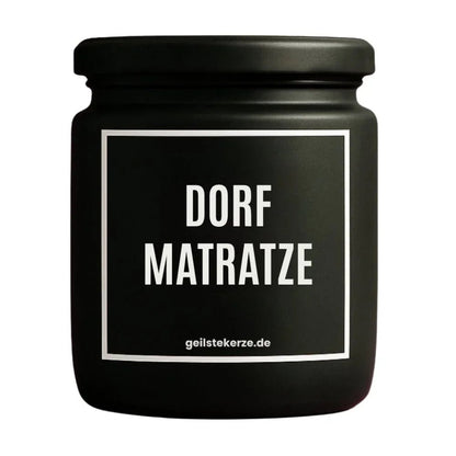 Duftkerze mit Spruch von geilstekerze ist der neue Geschenketrend. Diese witzige Kerze Vegane Bio-Kerze mit Spruch – DORFMATRATZE brennt mega lange sagenhafte 80 Stunde, hochwertige ätherische Öle schaffen beste Duftverteilung. Mit 1400 lustigen Sprüchen perfekt zum Verschenken. Handgemacht in Deutschland von geilstekerze.de -Die beste Duftkerze die du kaufen kannst.