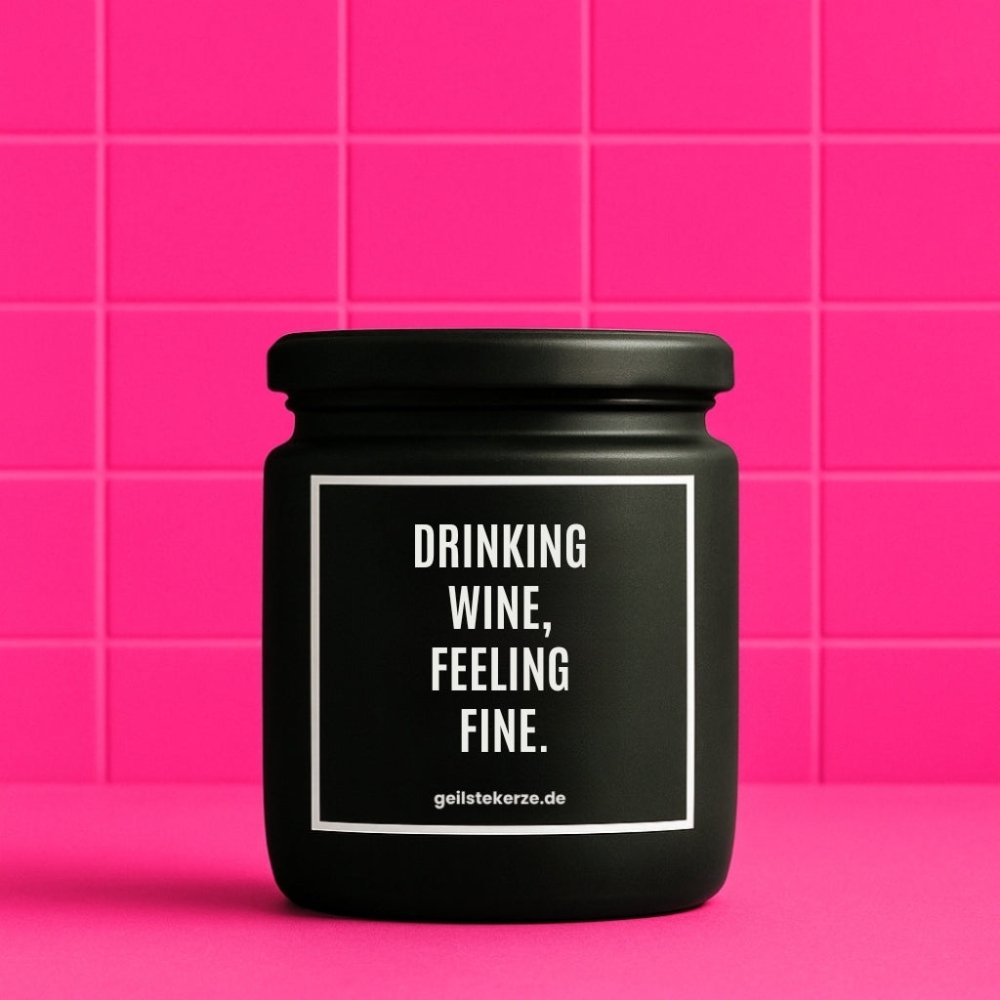 Duftkerze mit Spruch von geilstekerze ist der neue Geschenketrend. Diese witzige Kerze Vegane Bio-Kerze mit Spruch – DRINKING WINE, FEELING FINE. brennt mega lange sagenhafte 80 Stunde, hochwertige ätherische Öle schaffen beste Duftverteilung. Mit 1400 lustigen Sprüchen perfekt zum Verschenken. Handgemacht in Deutschland von geilstekerze.de -Die beste Duftkerze die du kaufen kannst.