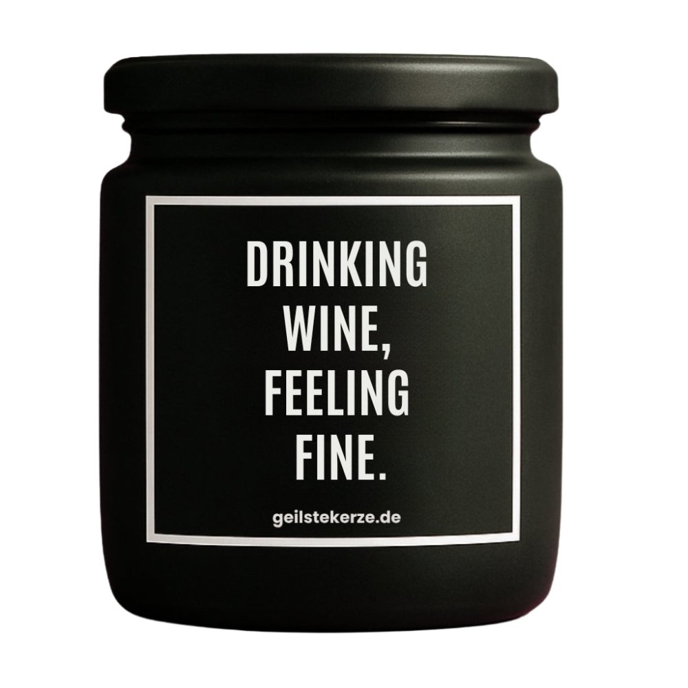 Duftkerze mit Spruch von geilstekerze ist der neue Geschenketrend. Diese witzige Kerze Vegane Bio-Kerze mit Spruch – DRINKING WINE, FEELING FINE. brennt mega lange sagenhafte 80 Stunde, hochwertige ätherische Öle schaffen beste Duftverteilung. Mit 1400 lustigen Sprüchen perfekt zum Verschenken. Handgemacht in Deutschland von geilstekerze.de -Die beste Duftkerze die du kaufen kannst.