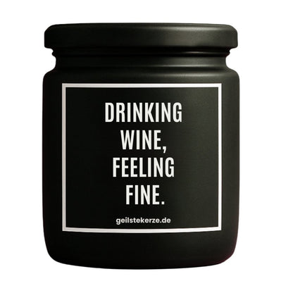 Duftkerze mit Spruch von geilstekerze ist der neue Geschenketrend. Diese witzige Kerze Vegane Bio-Kerze mit Spruch – DRINKING WINE, FEELING FINE. brennt mega lange sagenhafte 80 Stunde, hochwertige ätherische Öle schaffen beste Duftverteilung. Mit 1400 lustigen Sprüchen perfekt zum Verschenken. Handgemacht in Deutschland von geilstekerze.de -Die beste Duftkerze die du kaufen kannst.