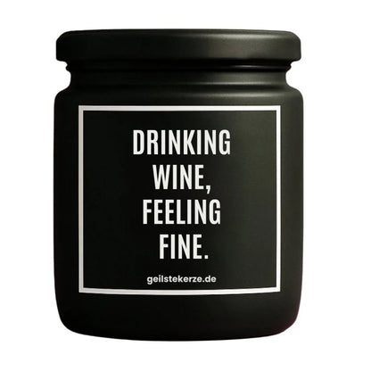 Duftkerze mit Spruch von geilstekerze ist der neue Geschenketrend. Diese witzige Kerze Vegane Bio-Kerze mit Spruch – DRINKING WINE, FEELING FINE. brennt mega lange sagenhafte 80 Stunde, hochwertige ätherische Öle schaffen beste Duftverteilung. Mit 1400 lustigen Sprüchen perfekt zum Verschenken. Handgemacht in Deutschland von geilstekerze.de -Die beste Duftkerze die du kaufen kannst.