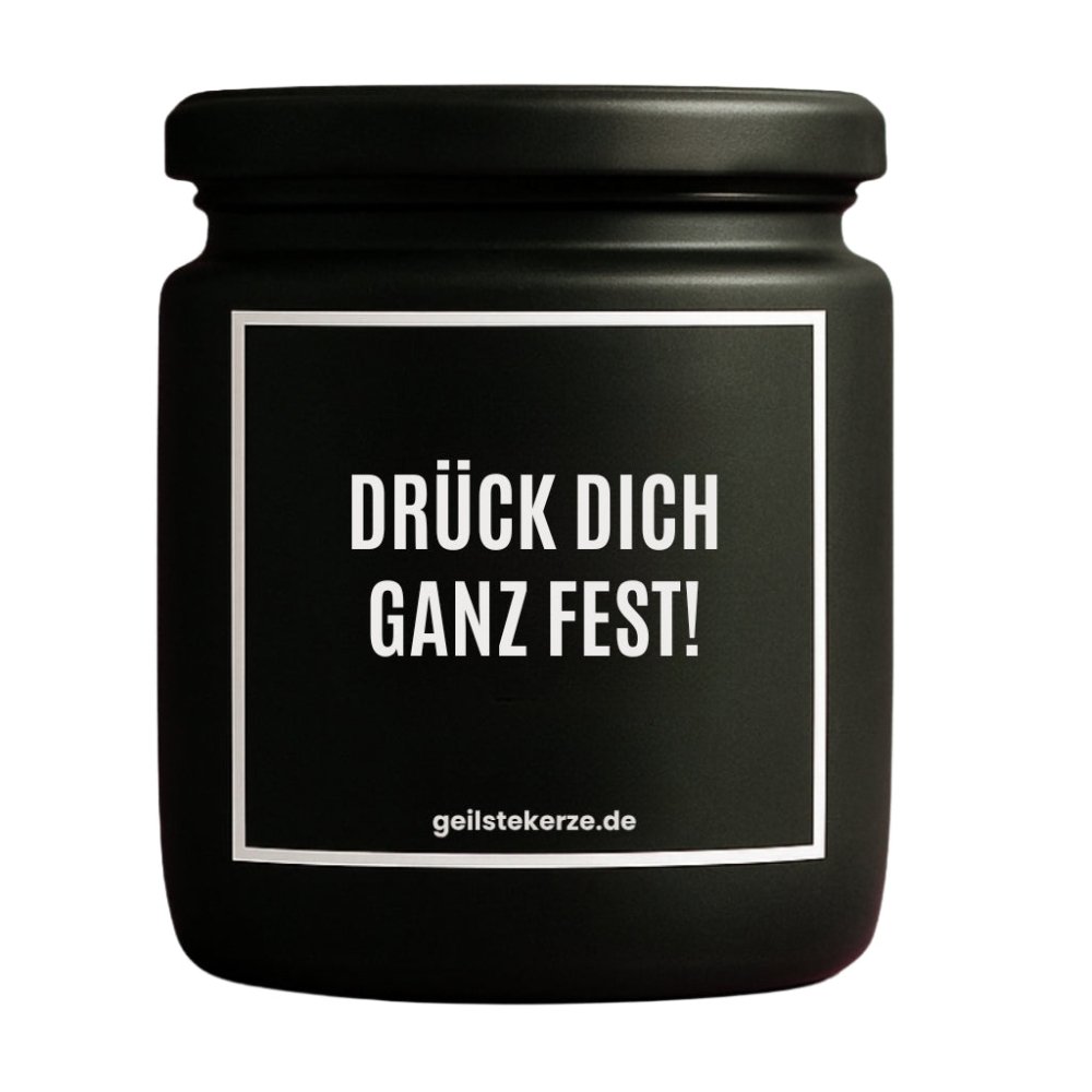 Duftkerze mit Spruch von geilstekerze ist der neue Geschenketrend. Diese witzige Kerze Vegane Bio-Kerze mit Spruch – DRÜCK DICH GANZ FEST! brennt mega lange sagenhafte 80 Stunde, hochwertige ätherische Öle schaffen beste Duftverteilung. Mit 1400 lustigen Sprüchen perfekt zum Verschenken. Handgemacht in Deutschland von geilstekerze.de -Die beste Duftkerze die du kaufen kannst.