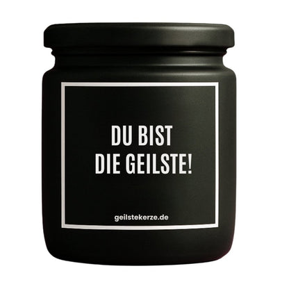 Duftkerze mit Spruch von geilstekerze ist der neue Geschenketrend. Diese witzige Kerze Vegane Bio-Kerze mit Spruch – DU BIST DIE GEILSTE! brennt mega lange sagenhafte 80 Stunde, hochwertige ätherische Öle schaffen beste Duftverteilung. Mit 1400 lustigen Sprüchen perfekt zum Verschenken. Handgemacht in Deutschland von geilstekerze.de -Die beste Duftkerze die du kaufen kannst.
