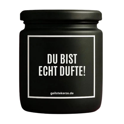 Duftkerze mit Spruch von geilstekerze ist der neue Geschenketrend. Diese witzige Kerze Vegane Bio-Kerze mit Spruch – DU BIST ECHT DUFTE! brennt mega lange sagenhafte 80 Stunde, hochwertige ätherische Öle schaffen beste Duftverteilung. Mit 1400 lustigen Sprüchen perfekt zum Verschenken. Handgemacht in Deutschland von geilstekerze.de -Die beste Duftkerze die du kaufen kannst.