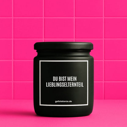 Duftkerze mit Spruch von geilstekerze ist der neue Geschenketrend. Diese witzige Kerze Vegane Bio-Kerze mit Spruch – DU BIST MEIN LIEBLINGSELTERNTEIL brennt mega lange sagenhafte 80 Stunde, hochwertige ätherische Öle schaffen beste Duftverteilung. Mit 1400 lustigen Sprüchen perfekt zum Verschenken. Handgemacht in Deutschland von geilstekerze.de -Die beste Duftkerze die du kaufen kannst.