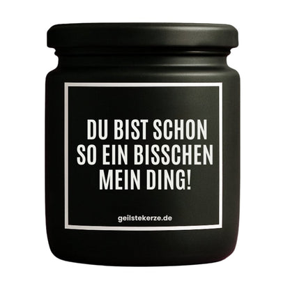 Duftkerze mit Spruch von geilstekerze ist der neue Geschenketrend. Diese witzige Kerze Vegane Bio-Kerze mit Spruch – DU BIST SCHON SO EIN BISSCHEN MEIN DING! brennt mega lange sagenhafte 80 Stunde, hochwertige ätherische Öle schaffen beste Duftverteilung. Mit 1400 lustigen Sprüchen perfekt zum Verschenken. Handgemacht in Deutschland von geilstekerze.de -Die beste Duftkerze die du kaufen kannst.