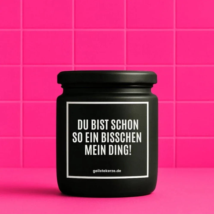 DU BIST SCHON SO EIN BISSCHEN MEIN DING Duftkerze im Glasgefäß – Sojawachs, Liebes-Statement