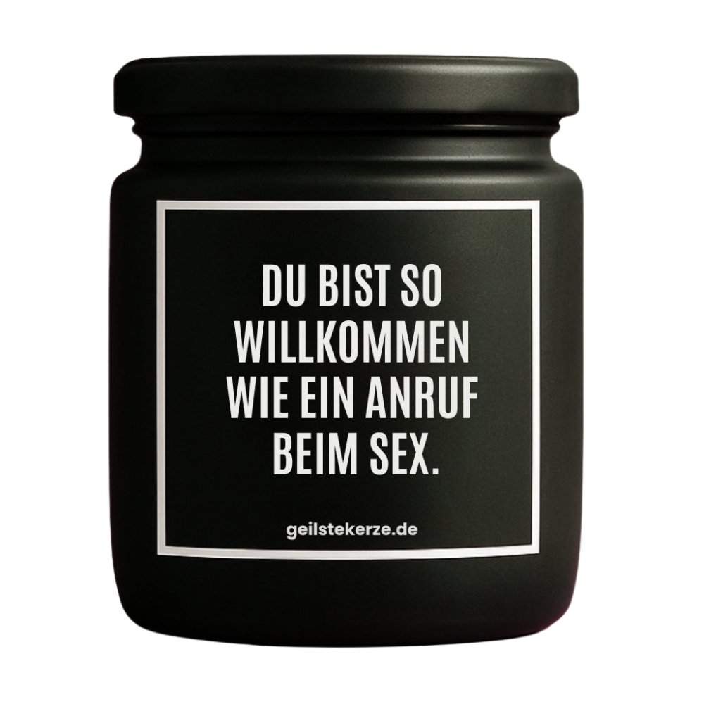 Duftkerze mit Spruch von geilstekerze ist der neue Geschenketrend. Diese witzige Kerze Vegane Bio-Kerze mit Spruch – DU BIST SO WILLKOMMEN WIE EIN ANRUF BEIM SEX. brennt mega lange sagenhafte 80 Stunde, hochwertige ätherische Öle schaffen beste Duftverteilung. Mit 1400 lustigen Sprüchen perfekt zum Verschenken. Handgemacht in Deutschland von geilstekerze.de -Die beste Duftkerze die du kaufen kannst.