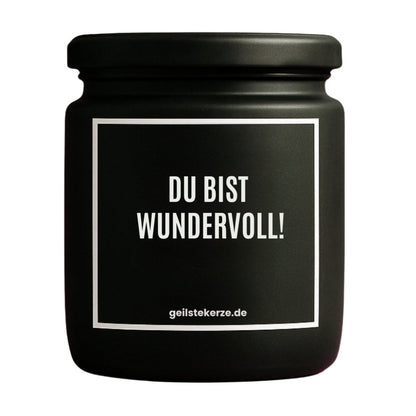 Duftkerze mit Spruch von geilstekerze ist der neue Geschenketrend. Diese witzige Kerze Vegane Bio-Kerze mit Spruch – DU BIST WUNDERVOLL brennt mega lange sagenhafte 80 Stunde, hochwertige ätherische Öle schaffen beste Duftverteilung. Mit 1400 lustigen Sprüchen perfekt zum Verschenken. Handgemacht in Deutschland von geilstekerze.de -Die beste Duftkerze die du kaufen kannst.