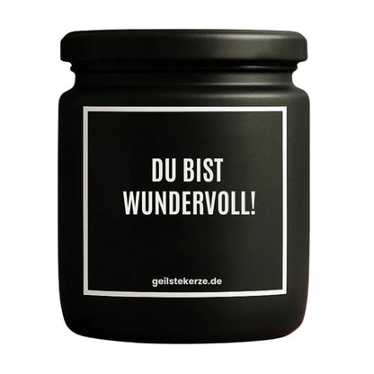 Duftkerze mit Spruch von geilstekerze ist der neue Geschenketrend. Diese witzige Kerze Vegane Bio-Kerze mit Spruch – DU BIST WUNDERVOLL brennt mega lange sagenhafte 80 Stunde, hochwertige ätherische Öle schaffen beste Duftverteilung. Mit 1400 lustigen Sprüchen perfekt zum Verschenken. Handgemacht in Deutschland von geilstekerze.de -Die beste Duftkerze die du kaufen kannst.