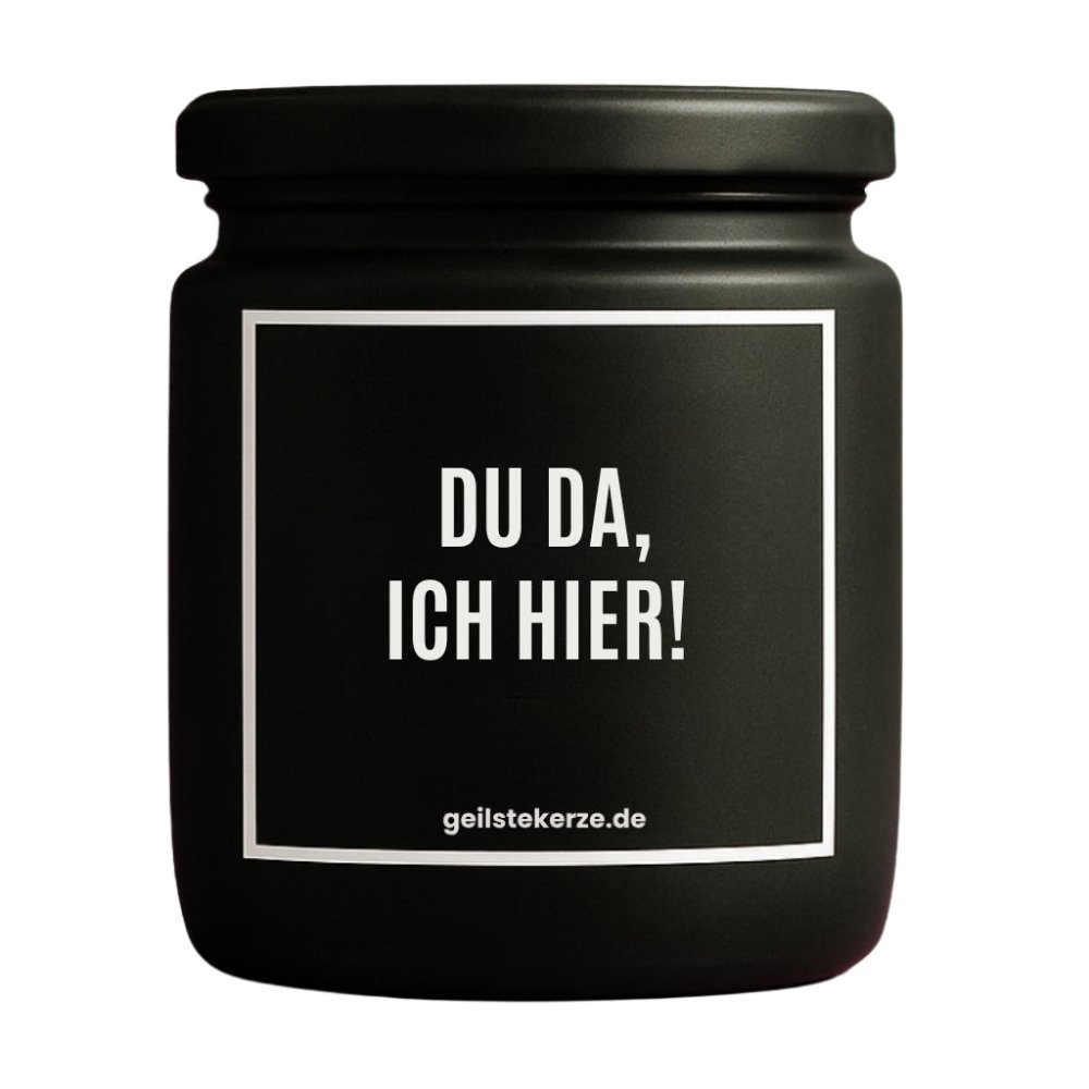 Duftkerze mit Spruch von geilstekerze ist der neue Geschenketrend. Diese witzige Kerze Vegane Bio-Kerze mit Spruch – DU DA, ICH HIER brennt mega lange sagenhafte 80 Stunde, hochwertige ätherische Öle schaffen beste Duftverteilung. Mit 1400 lustigen Sprüchen perfekt zum Verschenken. Handgemacht in Deutschland von geilstekerze.de -Die beste Duftkerze die du kaufen kannst.