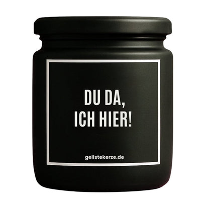 Duftkerze mit Spruch von geilstekerze ist der neue Geschenketrend. Diese witzige Kerze Vegane Bio-Kerze mit Spruch – DU DA, ICH HIER brennt mega lange sagenhafte 80 Stunde, hochwertige ätherische Öle schaffen beste Duftverteilung. Mit 1400 lustigen Sprüchen perfekt zum Verschenken. Handgemacht in Deutschland von geilstekerze.de -Die beste Duftkerze die du kaufen kannst.