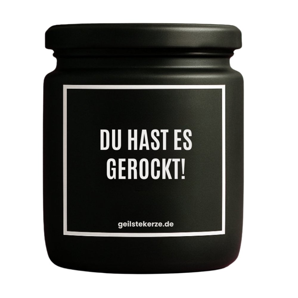 Duftkerze mit Spruch von geilstekerze ist der neue Geschenketrend. Diese witzige Kerze Vegane Bio-Kerze mit Spruch – DU HAST ES GEROCKT! brennt mega lange sagenhafte 80 Stunde, hochwertige ätherische Öle schaffen beste Duftverteilung. Mit 1400 lustigen Sprüchen perfekt zum Verschenken. Handgemacht in Deutschland von geilstekerze.de -Die beste Duftkerze die du kaufen kannst.