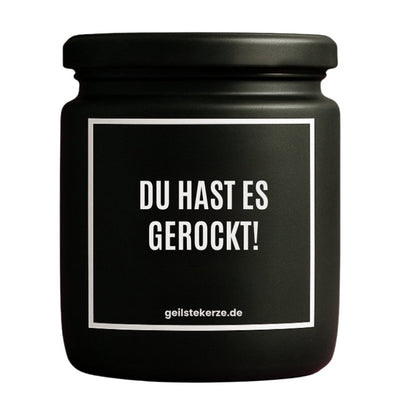Duftkerze mit Spruch von geilstekerze ist der neue Geschenketrend. Diese witzige Kerze Vegane Bio-Kerze mit Spruch – DU HAST ES GEROCKT! brennt mega lange sagenhafte 80 Stunde, hochwertige ätherische Öle schaffen beste Duftverteilung. Mit 1400 lustigen Sprüchen perfekt zum Verschenken. Handgemacht in Deutschland von geilstekerze.de -Die beste Duftkerze die du kaufen kannst.