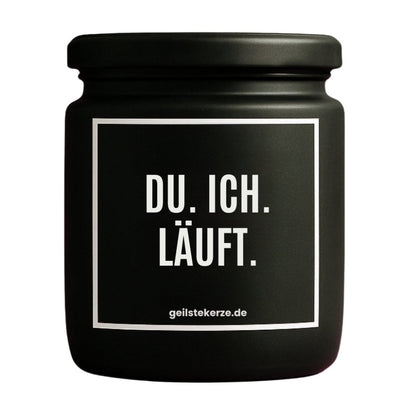 Duftkerze mit Spruch von geilstekerze ist der neue Geschenketrend. Diese witzige Kerze Vegane Bio-Kerze mit Spruch – DU. ICH. LÄUFT brennt mega lange sagenhafte 80 Stunde, hochwertige ätherische Öle schaffen beste Duftverteilung. Mit 1400 lustigen Sprüchen perfekt zum Verschenken. Handgemacht in Deutschland von geilstekerze.de -Die beste Duftkerze die du kaufen kannst.
