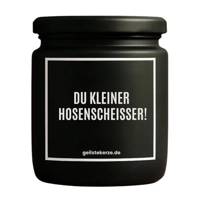 Duftkerze mit Spruch von geilstekerze ist der neue Geschenketrend. Diese witzige Kerze Vegane Bio-Kerze mit Spruch – DU KLEINER HOSENSCHEISSER! brennt mega lange sagenhafte 80 Stunde, hochwertige ätherische Öle schaffen beste Duftverteilung. Mit 1400 lustigen Sprüchen perfekt zum Verschenken. Handgemacht in Deutschland von geilstekerze.de -Die beste Duftkerze die du kaufen kannst.
