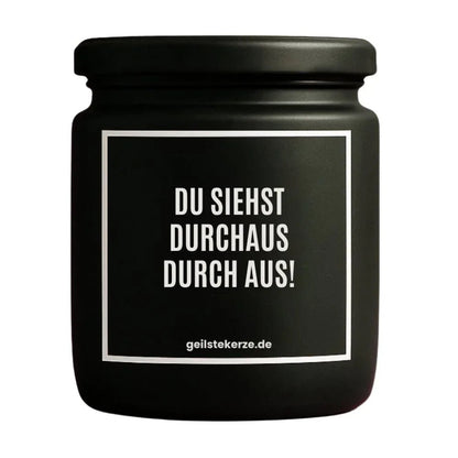 Duftkerze mit Spruch von geilstekerze ist der neue Geschenketrend. Diese witzige Kerze Vegane Bio-Kerze mit Spruch – DU SIEHST DURCHAUS DURCH AUS! brennt mega lange sagenhafte 80 Stunde, hochwertige ätherische Öle schaffen beste Duftverteilung. Mit 1400 lustigen Sprüchen perfekt zum Verschenken. Handgemacht in Deutschland von geilstekerze.de -Die beste Duftkerze die du kaufen kannst.