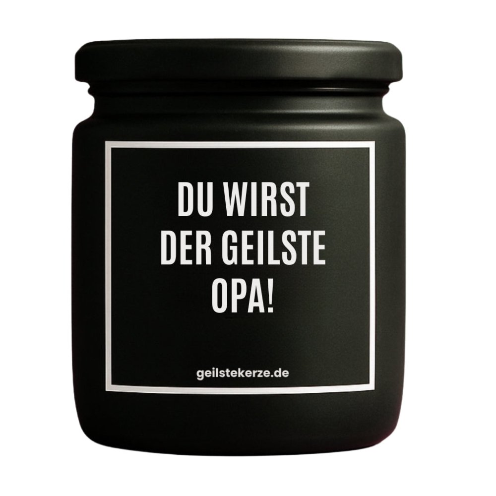 Duftkerze mit Spruch von geilstekerze ist der neue Geschenketrend. Diese witzige Kerze Vegane Bio-Kerze mit Spruch – DU WIRST DER GEILSTE OPA! brennt mega lange sagenhafte 80 Stunde, hochwertige ätherische Öle schaffen beste Duftverteilung. Mit 1400 lustigen Sprüchen perfekt zum Verschenken. Handgemacht in Deutschland von geilstekerze.de -Die beste Duftkerze die du kaufen kannst.