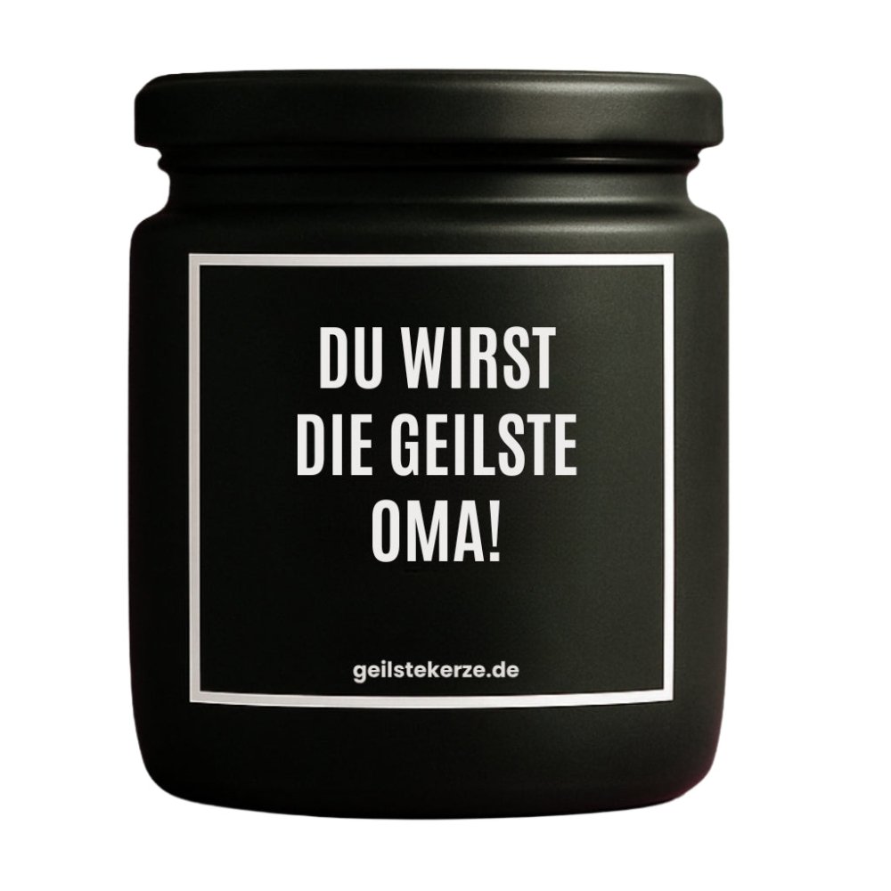 Duftkerze mit Spruch von geilstekerze ist der neue Geschenketrend. Diese witzige Kerze Vegane Bio-Kerze mit Spruch – DU WIRST DIE GEILSTE OMA! brennt mega lange sagenhafte 80 Stunde, hochwertige ätherische Öle schaffen beste Duftverteilung. Mit 1400 lustigen Sprüchen perfekt zum Verschenken. Handgemacht in Deutschland von geilstekerze.de -Die beste Duftkerze die du kaufen kannst.