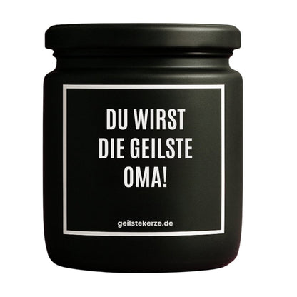 Duftkerze mit Spruch von geilstekerze ist der neue Geschenketrend. Diese witzige Kerze Vegane Bio-Kerze mit Spruch – DU WIRST DIE GEILSTE OMA! brennt mega lange sagenhafte 80 Stunde, hochwertige ätherische Öle schaffen beste Duftverteilung. Mit 1400 lustigen Sprüchen perfekt zum Verschenken. Handgemacht in Deutschland von geilstekerze.de -Die beste Duftkerze die du kaufen kannst.