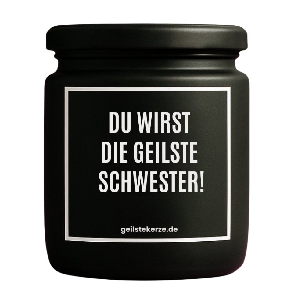 Duftkerze mit Spruch von geilstekerze ist der neue Geschenketrend. Diese witzige Kerze Vegane Bio-Kerze mit Spruch – DU WIRST DIE GEILSTE SCHWESTER! brennt mega lange sagenhafte 80 Stunde, hochwertige ätherische Öle schaffen beste Duftverteilung. Mit 1400 lustigen Sprüchen perfekt zum Verschenken. Handgemacht in Deutschland von geilstekerze.de -Die beste Duftkerze die du kaufen kannst.