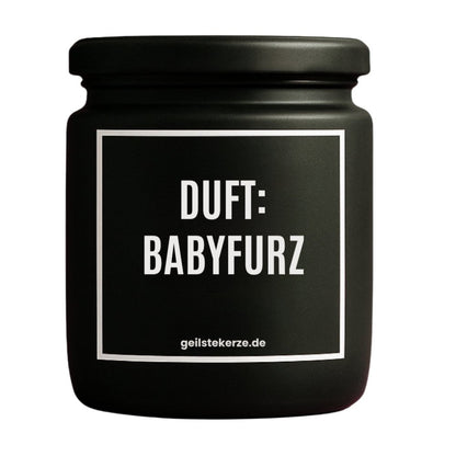 Duftkerze mit Spruch von geilstekerze ist der neue Geschenketrend. Diese witzige Kerze Vegane Bio-Kerze mit Spruch – DUFT: BABYFURZ brennt mega lange sagenhafte 80 Stunde, hochwertige ätherische Öle schaffen beste Duftverteilung. Mit 1400 lustigen Sprüchen perfekt zum Verschenken. Handgemacht in Deutschland von geilstekerze.de -Die beste Duftkerze die du kaufen kannst.