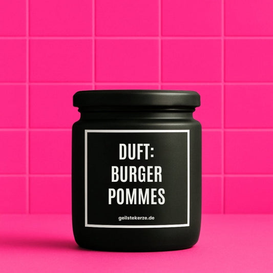 Duftkerze mit Spruch von geilstekerze ist der neue Geschenketrend. Diese witzige Kerze Vegane Bio-Kerze mit Spruch – DUFT: BURGER POMMES brennt mega lange sagenhafte 80 Stunde, hochwertige ätherische Öle schaffen beste Duftverteilung. Mit 1400 lustigen Sprüchen perfekt zum Verschenken. Handgemacht in Deutschland von geilstekerze.de -Die beste Duftkerze die du kaufen kannst.