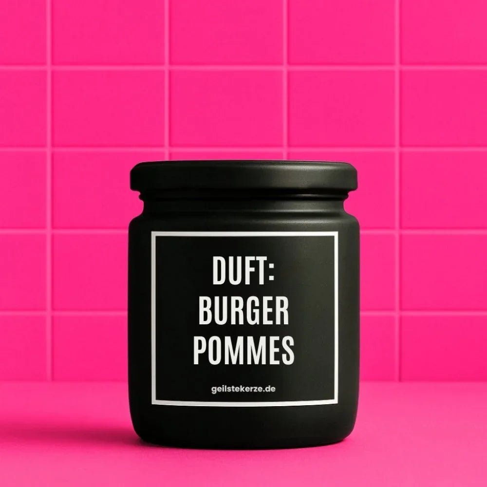 Duftkerze mit Spruch von geilstekerze ist der neue Geschenketrend. Diese witzige Kerze Vegane Bio-Kerze mit Spruch – DUFT: BURGER POMMES brennt mega lange sagenhafte 80 Stunde, hochwertige ätherische Öle schaffen beste Duftverteilung. Mit 1400 lustigen Sprüchen perfekt zum Verschenken. Handgemacht in Deutschland von geilstekerze.de -Die beste Duftkerze die du kaufen kannst.
