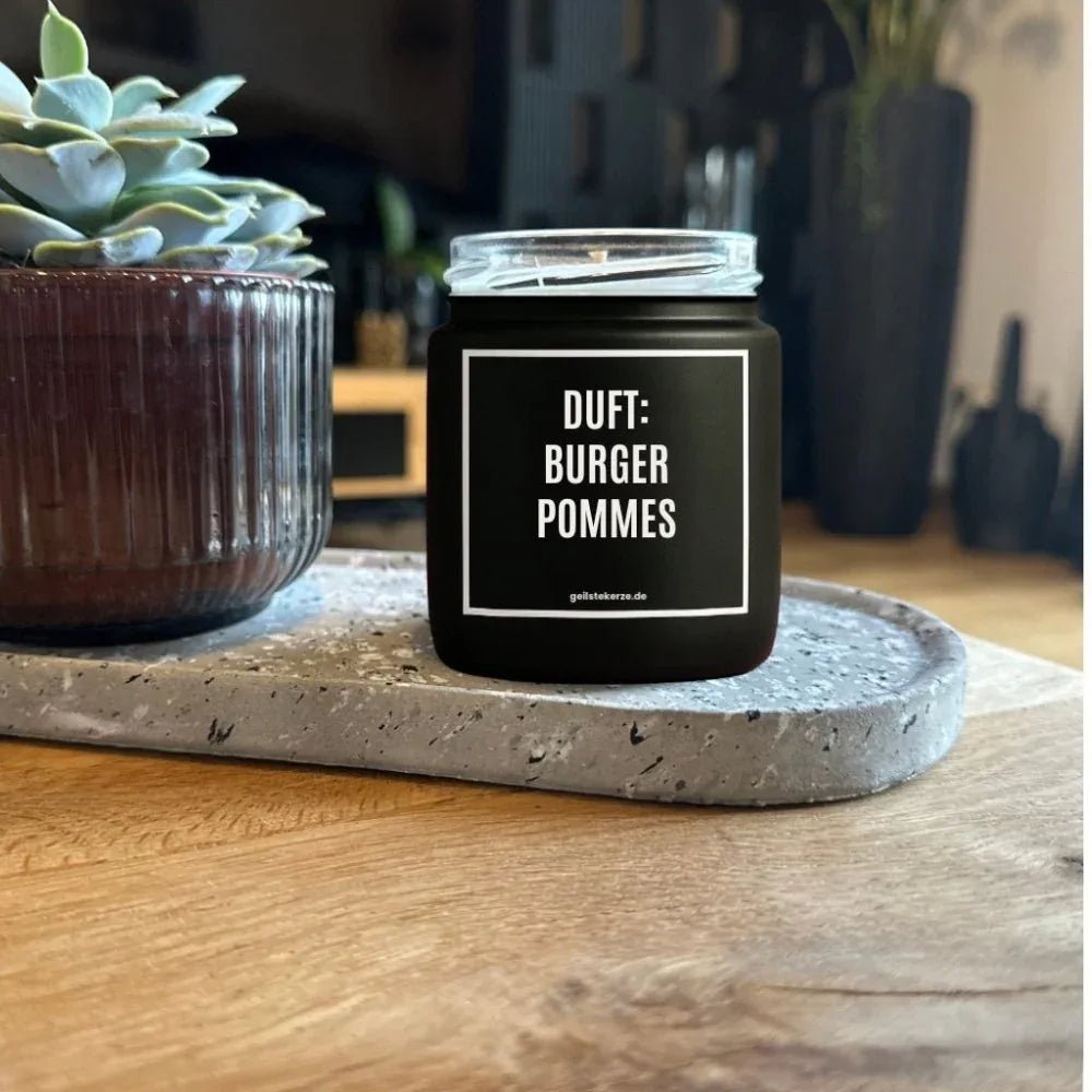 Duftkerze mit Spruch von geilstekerze ist der neue Geschenketrend. Diese witzige Kerze Vegane Bio-Kerze mit Spruch – DUFT: BURGER POMMES brennt mega lange sagenhafte 80 Stunde, hochwertige ätherische Öle schaffen beste Duftverteilung. Mit 1400 lustigen Sprüchen perfekt zum Verschenken. Handgemacht in Deutschland von geilstekerze.de -Die beste Duftkerze die du kaufen kannst.