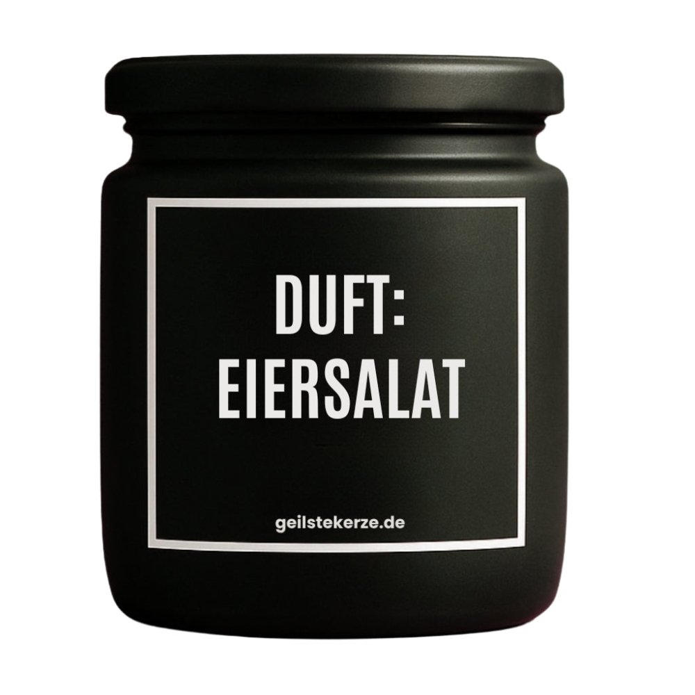 Duftkerze mit Spruch von geilstekerze ist der neue Geschenketrend. Diese witzige Kerze Vegane Bio-Kerze mit Spruch – DUFT: EIERSALAT brennt mega lange sagenhafte 80 Stunde, hochwertige ätherische Öle schaffen beste Duftverteilung. Mit 1400 lustigen Sprüchen perfekt zum Verschenken. Handgemacht in Deutschland von geilstekerze.de -Die beste Duftkerze die du kaufen kannst.