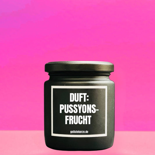 Duftkerze mit Spruch von geilstekerze ist der neue Geschenketrend. Diese witzige Kerze Vegane Bio-Kerze mit Spruch – DUFT: PUSSYONSFRUCHT brennt mega lange sagenhafte 80 Stunde, hochwertige ätherische Öle schaffen beste Duftverteilung. Mit 1400 lustigen Sprüchen perfekt zum Verschenken. Handgemacht in Deutschland von geilstekerze.de -Die beste Duftkerze die du kaufen kannst.