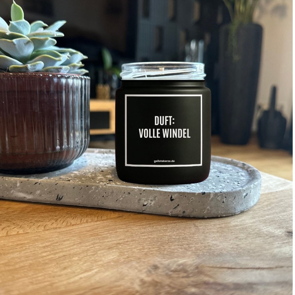 Duftkerze mit Spruch von geilstekerze ist der neue Geschenketrend. Diese witzige Kerze Vegane Bio-Kerze mit Spruch – DUFT: VOLLE WINDEL brennt mega lange sagenhafte 80 Stunde, hochwertige ätherische Öle schaffen beste Duftverteilung. Mit 1400 lustigen Sprüchen perfekt zum Verschenken. Handgemacht in Deutschland von geilstekerze.de -Die beste Duftkerze die du kaufen kannst.