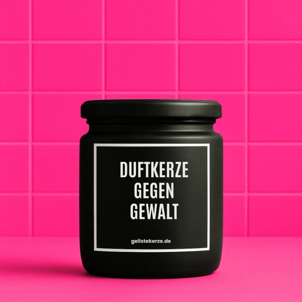 Duftkerze mit Spruch von geilstekerze ist der neue Geschenketrend. Diese witzige Kerze Vegane Bio-Kerze mit Spruch – DUFTKERZE GEGEN GEWALT brennt mega lange sagenhafte 80 Stunde, hochwertige ätherische Öle schaffen beste Duftverteilung. Mit 1400 lustigen Sprüchen perfekt zum Verschenken. Handgemacht in Deutschland von geilstekerze.de -Die beste Duftkerze die du kaufen kannst.