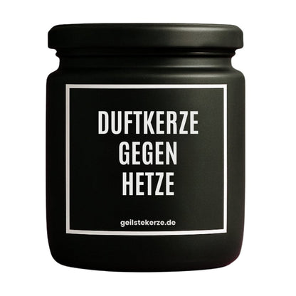 Duftkerze mit Spruch von geilstekerze ist der neue Geschenketrend. Diese witzige Kerze Vegane Bio-Kerze mit Spruch – DUFTKERZE GEGEN HETZE brennt mega lange sagenhafte 80 Stunde, hochwertige ätherische Öle schaffen beste Duftverteilung. Mit 1400 lustigen Sprüchen perfekt zum Verschenken. Handgemacht in Deutschland von geilstekerze.de -Die beste Duftkerze die du kaufen kannst.